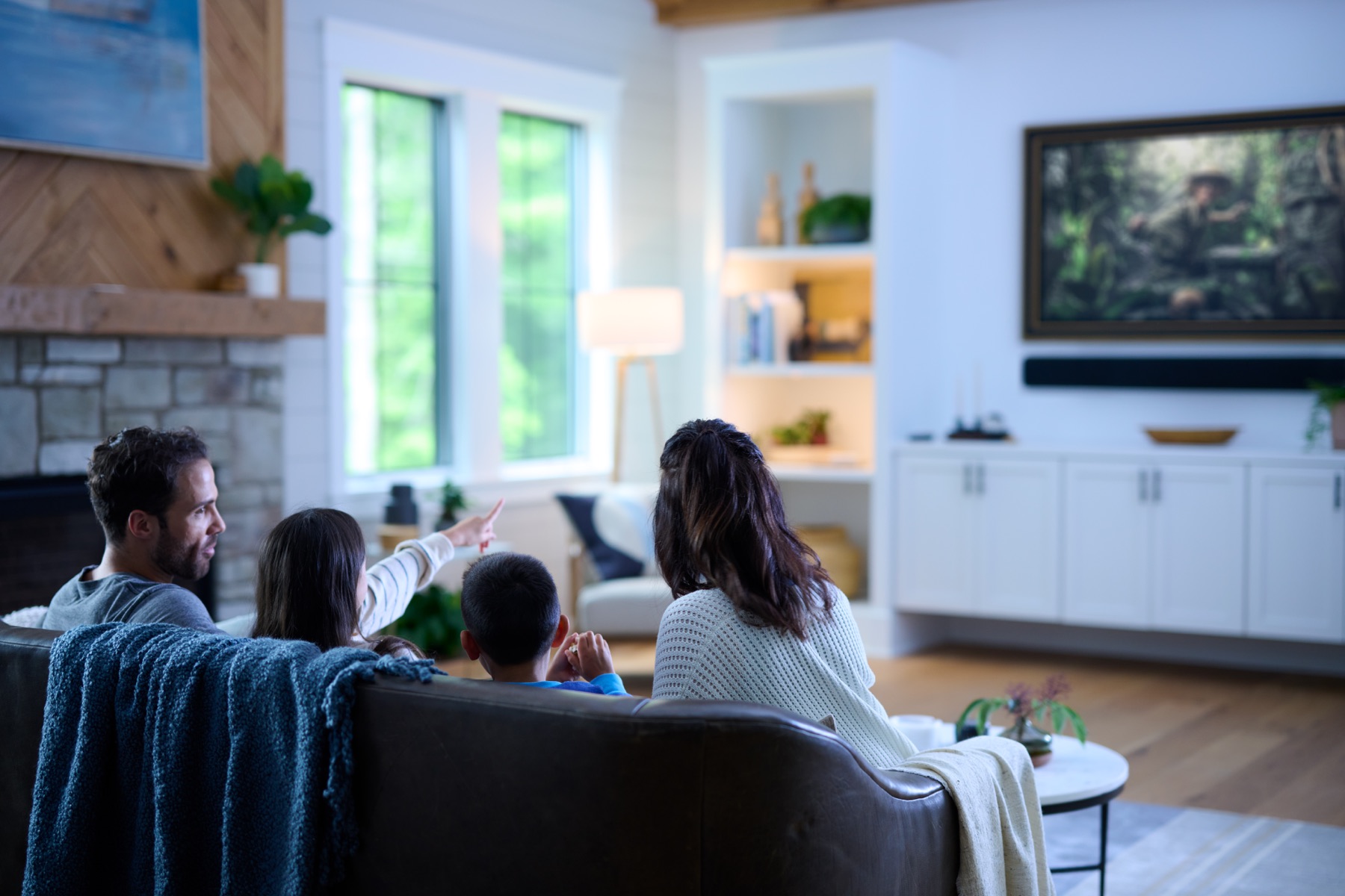 Familia viendo una película con iluminación ambiental